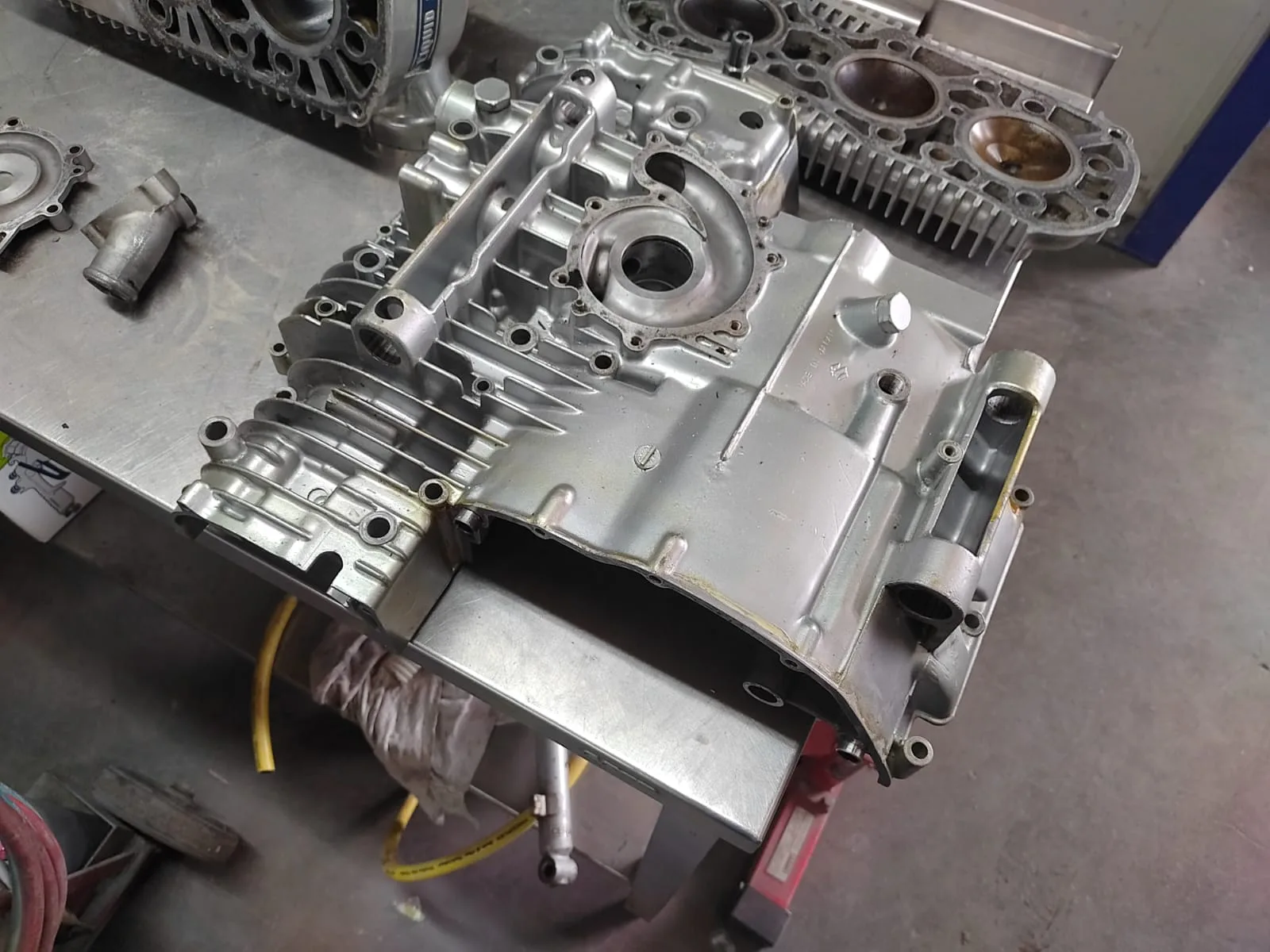 Gestraald motorhuis met tappen