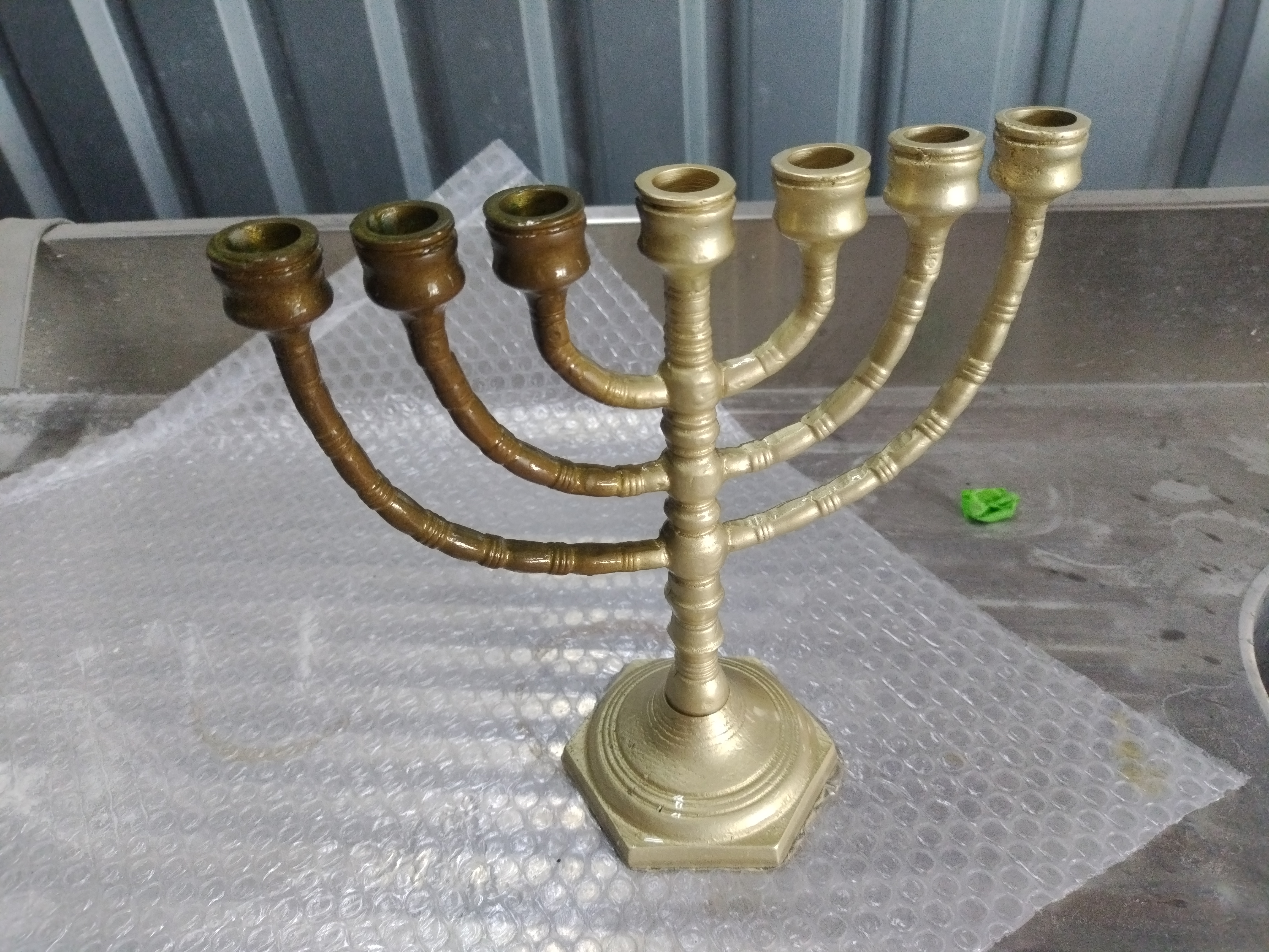 Half gestraalde messing Menorah