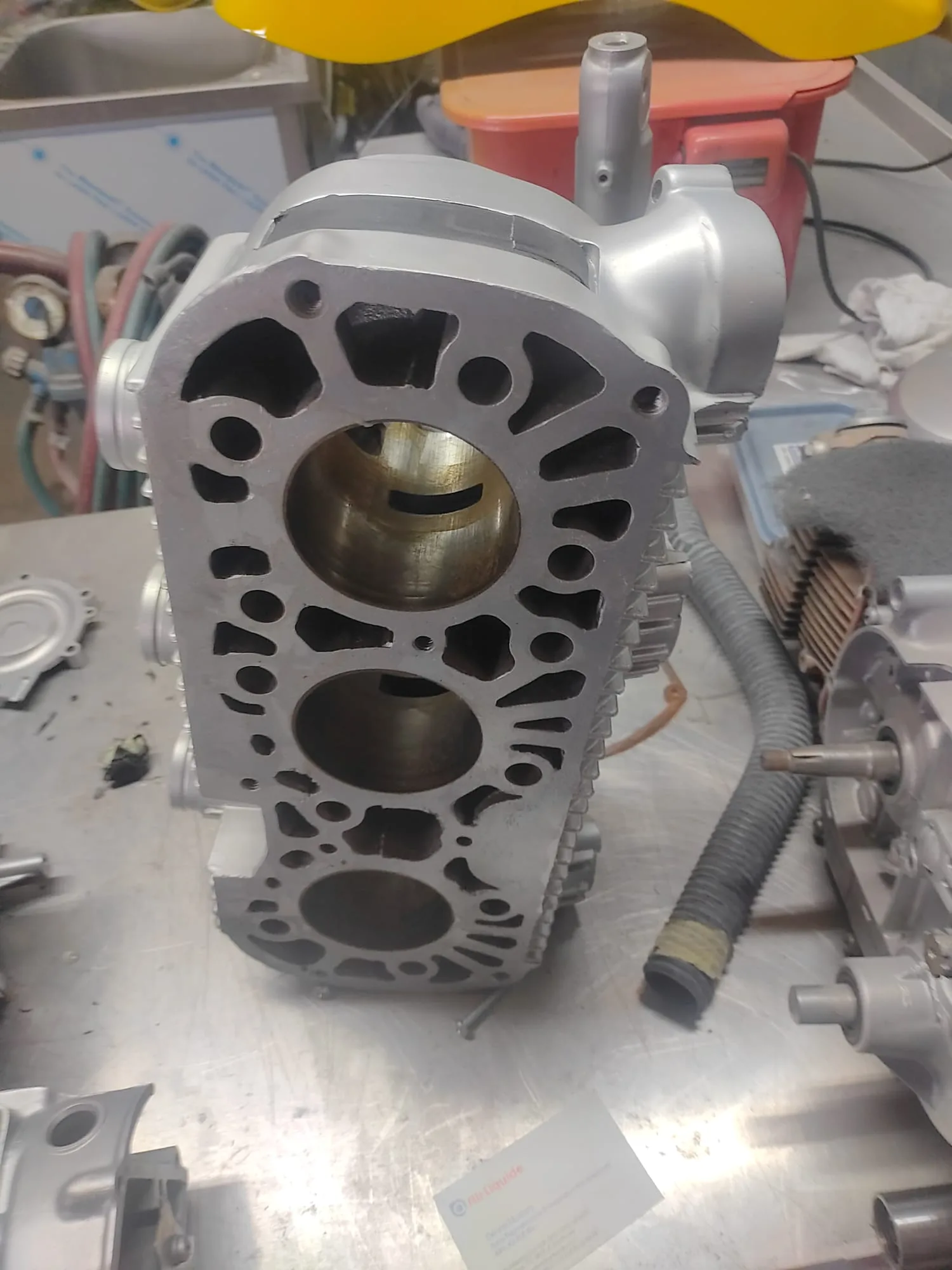 Gestraald motorblok — aluminium gietwerk met fijne, matte finish