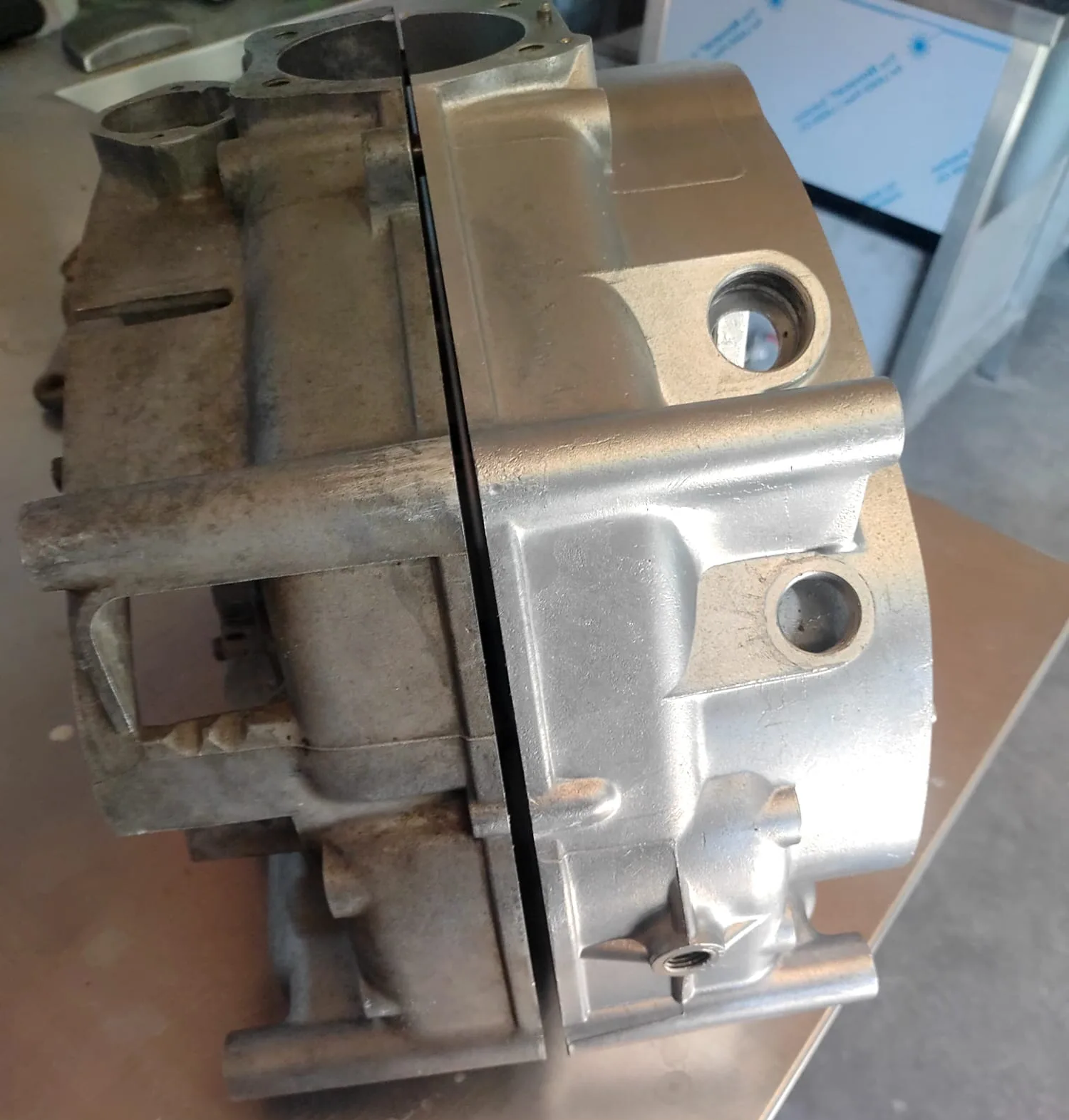 Aluminium carter, links onbehandeld en rechts na natstralen